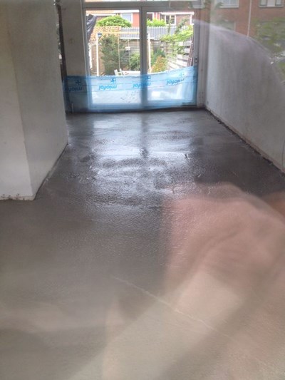 vloer voorzien van 5 cm beton
